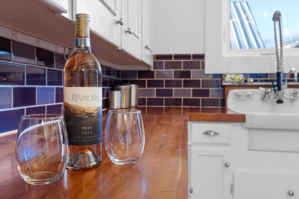 Walking distance to one of Idaho's estate winery tasting rooms!