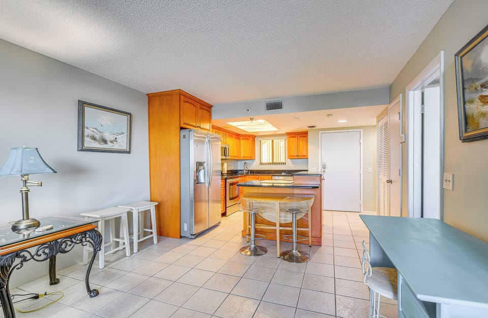 Dining Area | Dishware/Flatware Provided