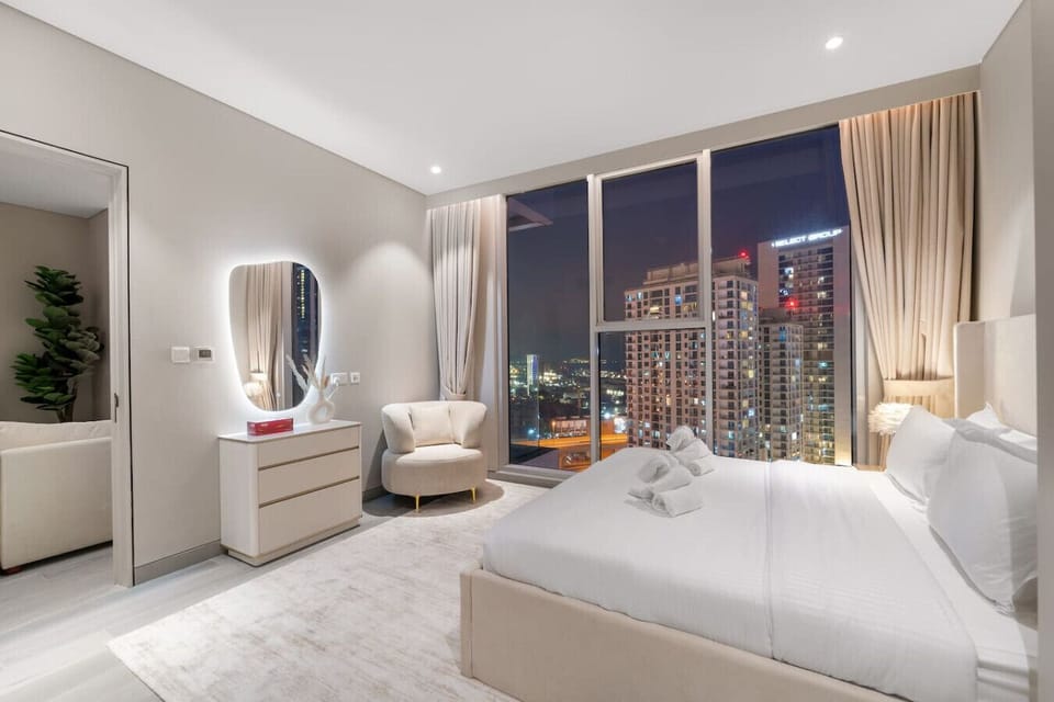 Bedroom: Urban elegance meets amazing skyline views for your perfect getaway!