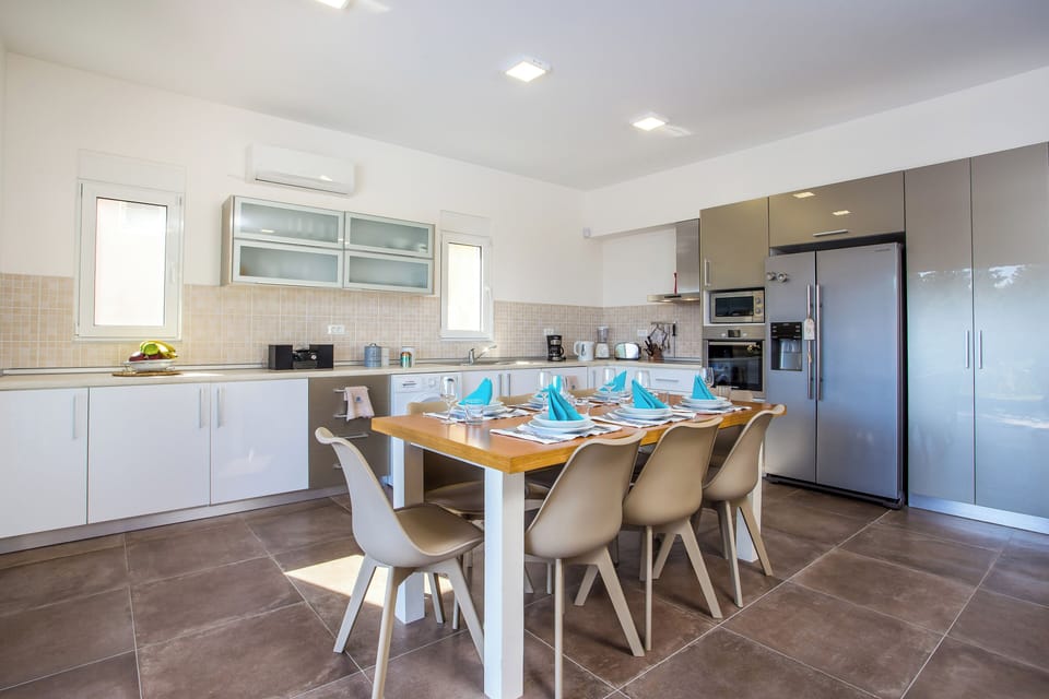 Fully equipped kitchen, fridge with ice cube dispenser.