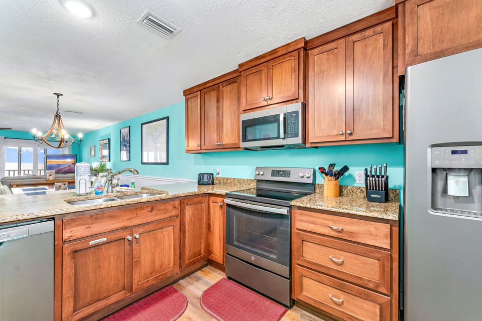 Fully stocked kitchen with dishes/utensils, and all major appliance