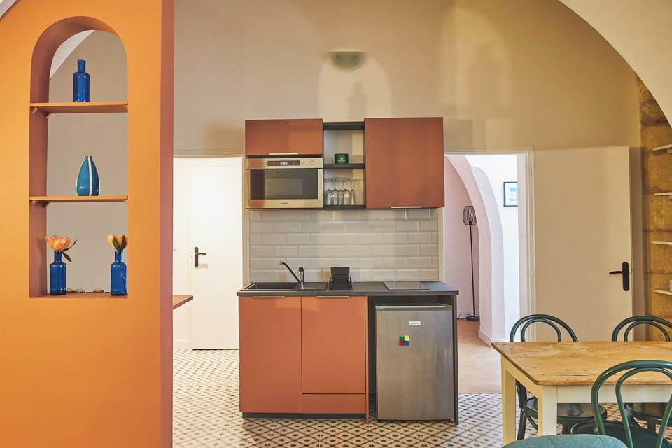 Fully equipped kitchen : dishwasher, mini fridge with freezer, microwave.
