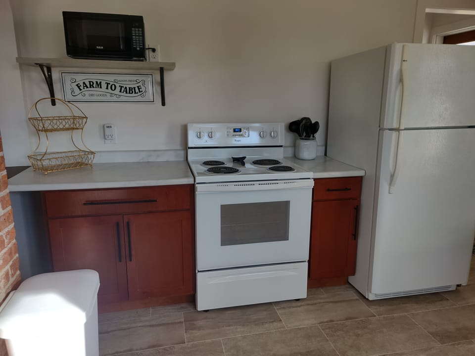 Fully equipped kitchen. Electric stove, microwave, dishwasher, kitchen table.
