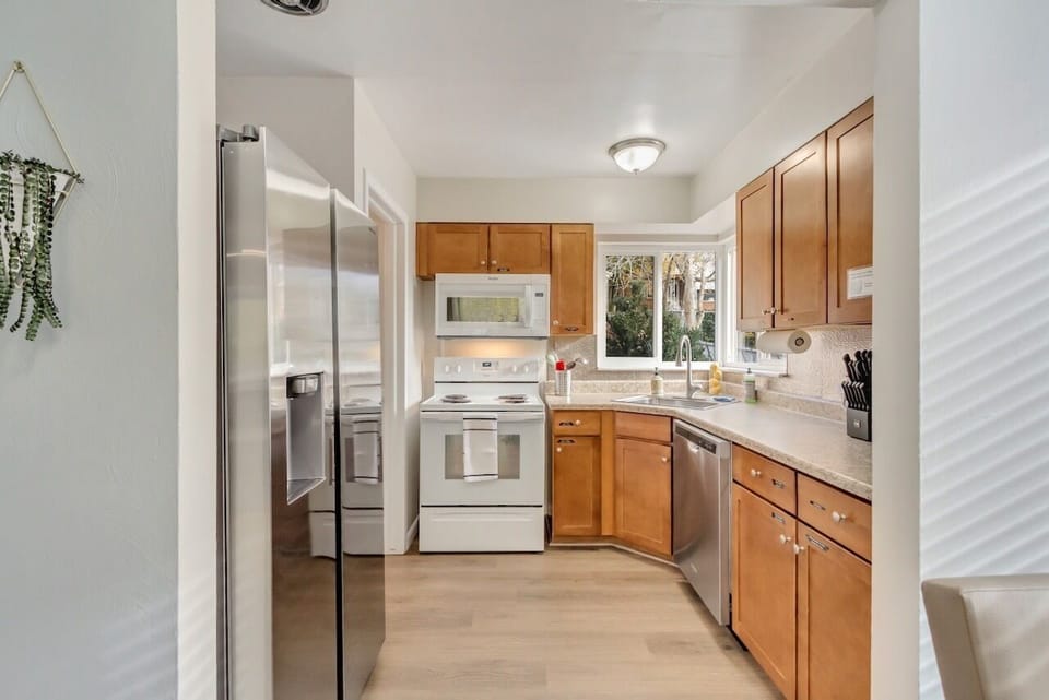 Check out the kitchen...