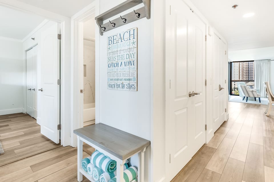 Inviting foyer - beach towels provided!