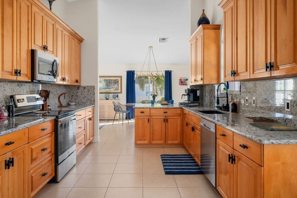 Kitchen equipped with all you need to cook and serve!
