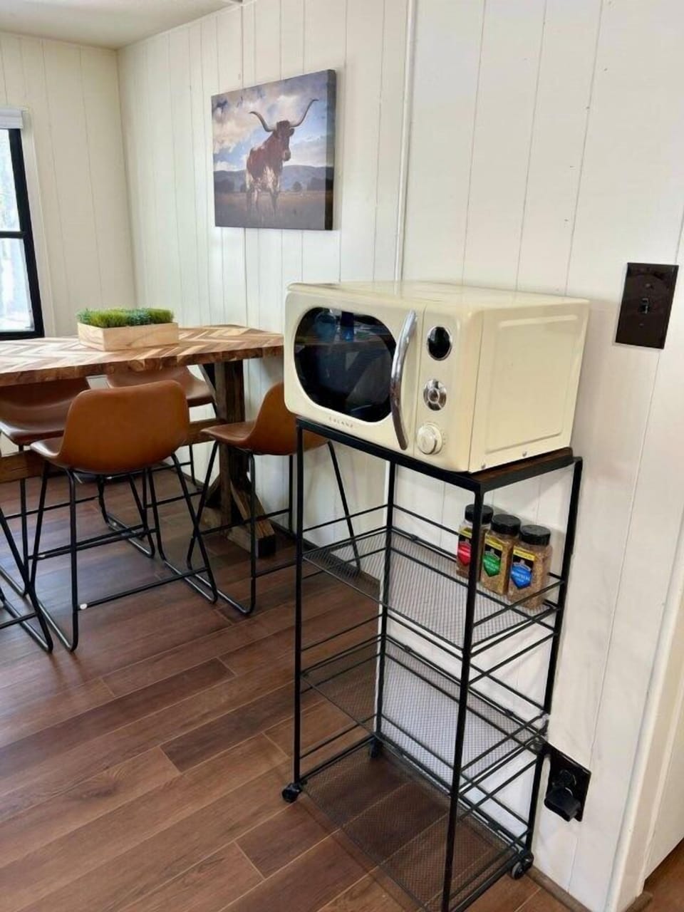 Full size kitchen, equipped with lots of amenities. 