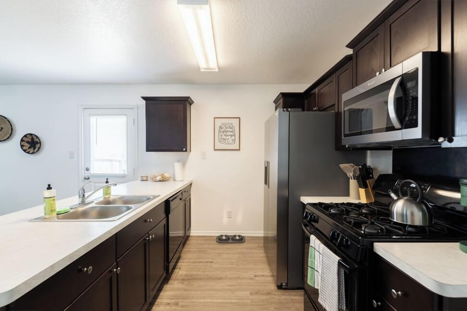 From brewing coffee to baking treats, this kitchen does it all. ☕🥧