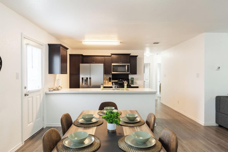 Enjoy meal prep in a bright, airy, and inviting kitchen. ☀️🍳