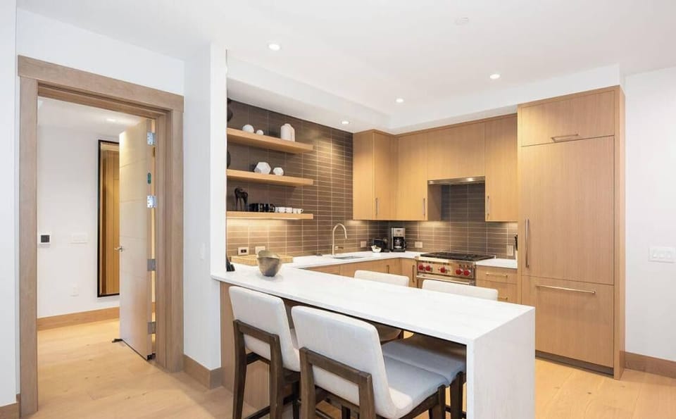 462 - Full kitchen with island seating