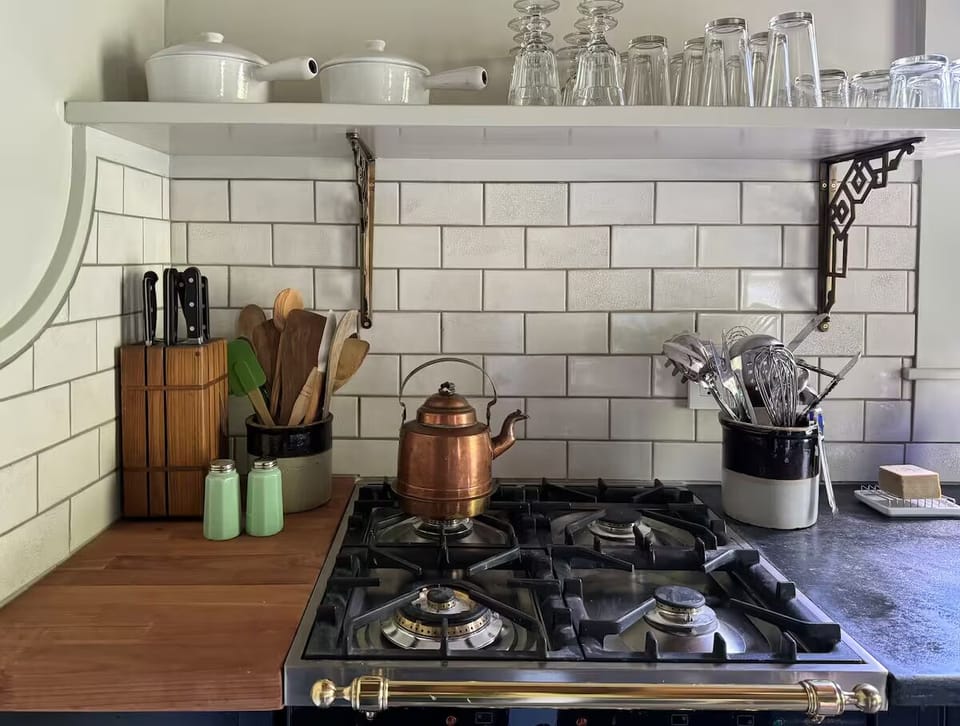 Ilve dual-fuel range, quality knives