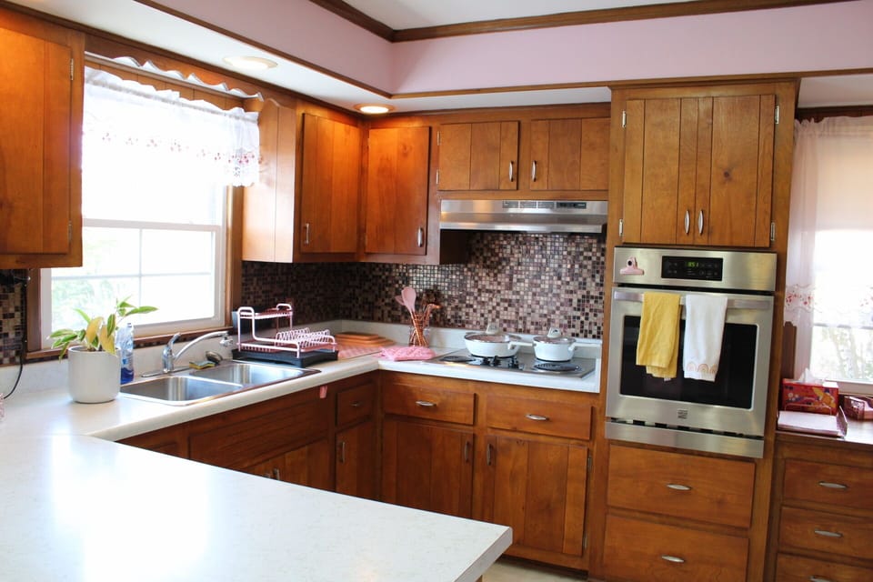 Patsy's Pink Kitchen, Upstairs.