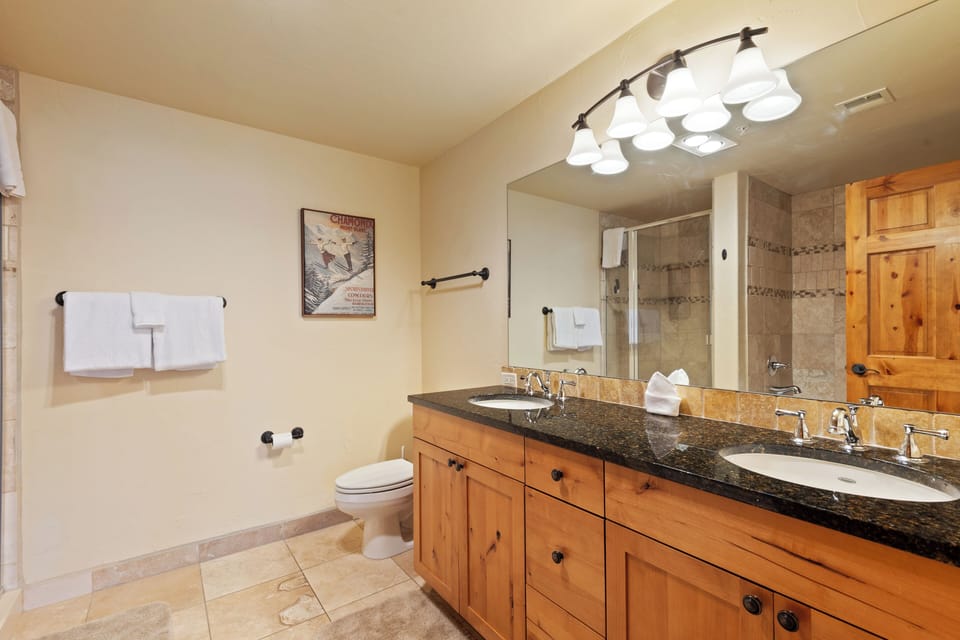 Primary en suite bathroom