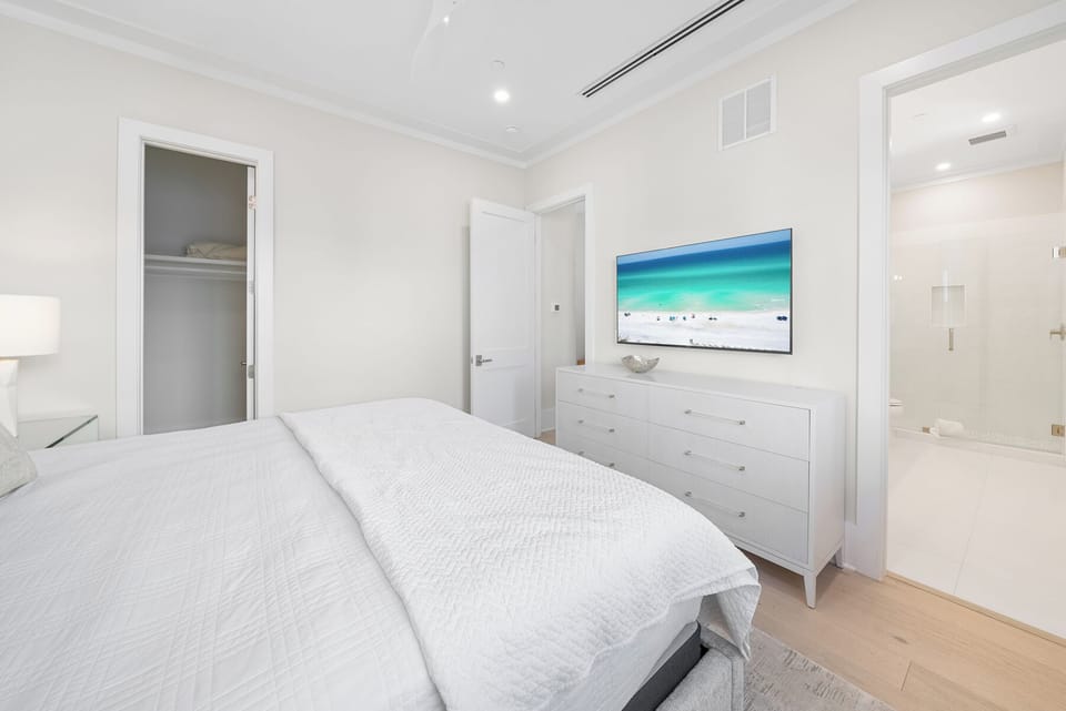 Ocean Breeze | Northside King Suite | Smart TV | 2nd Floor