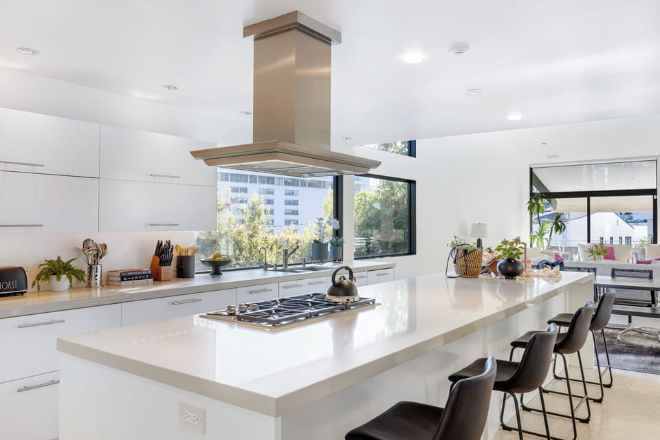 Fully equipped kitchen.