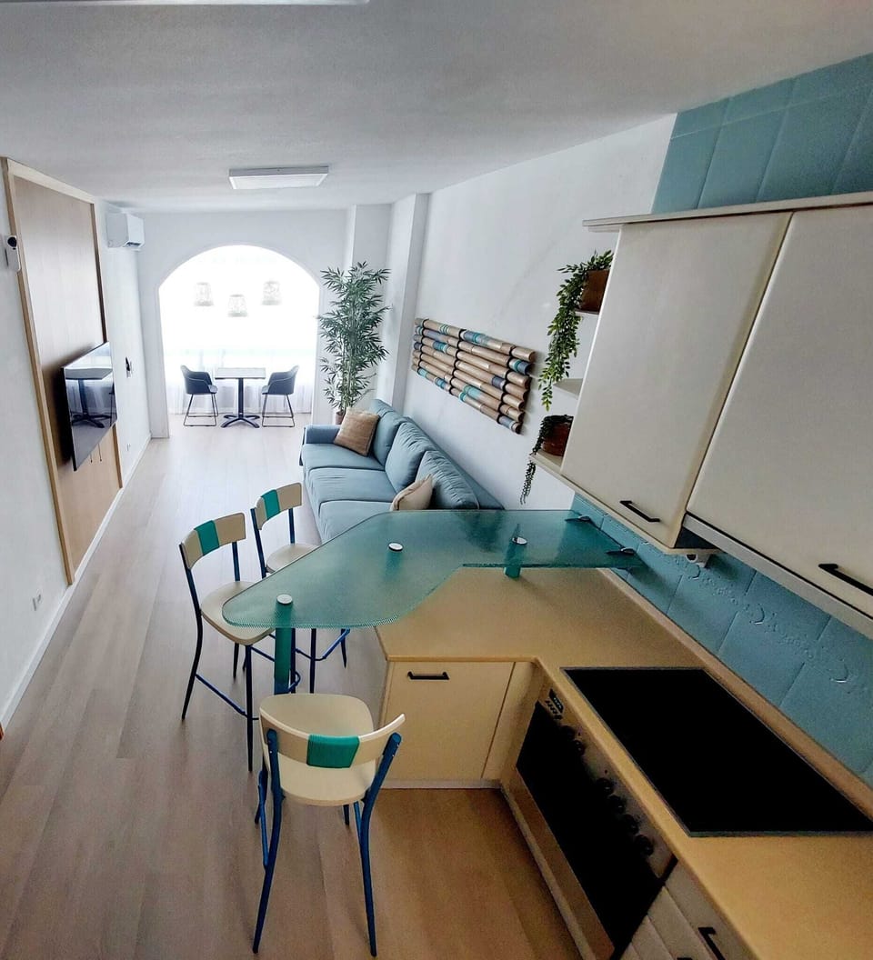 Cocina, salón y terraza