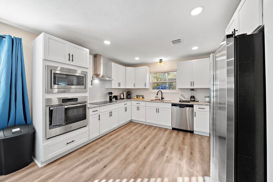 Fully equipped kitchen with high quality granite countertops.
