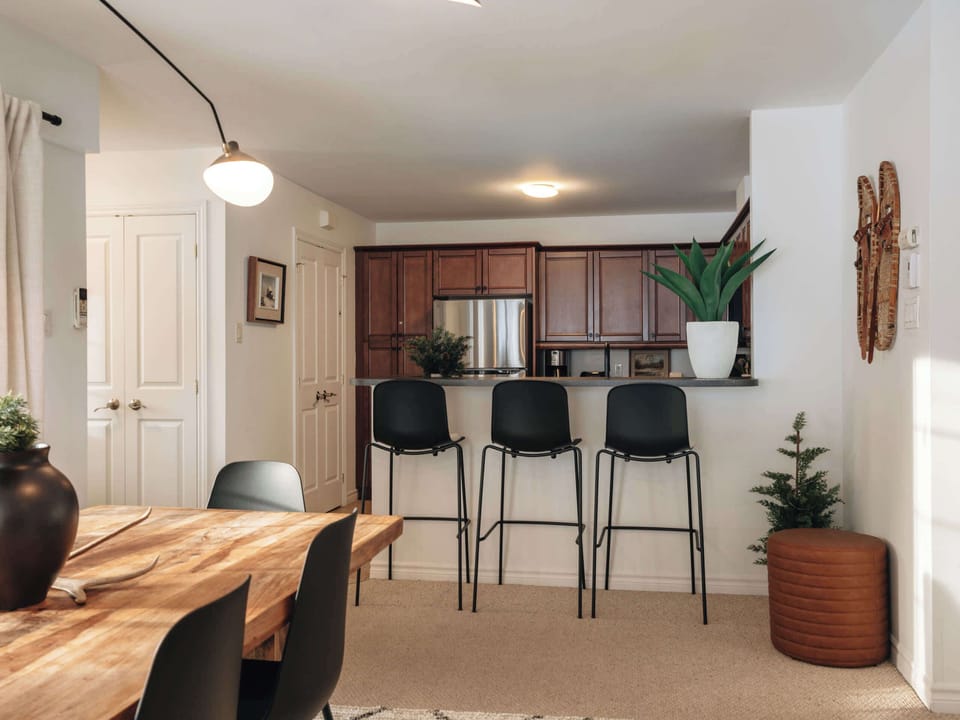 A practical kitchen and dining setup that keeps everyone connected