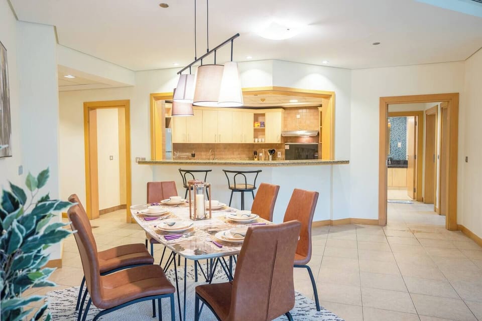 6-seater dining area.