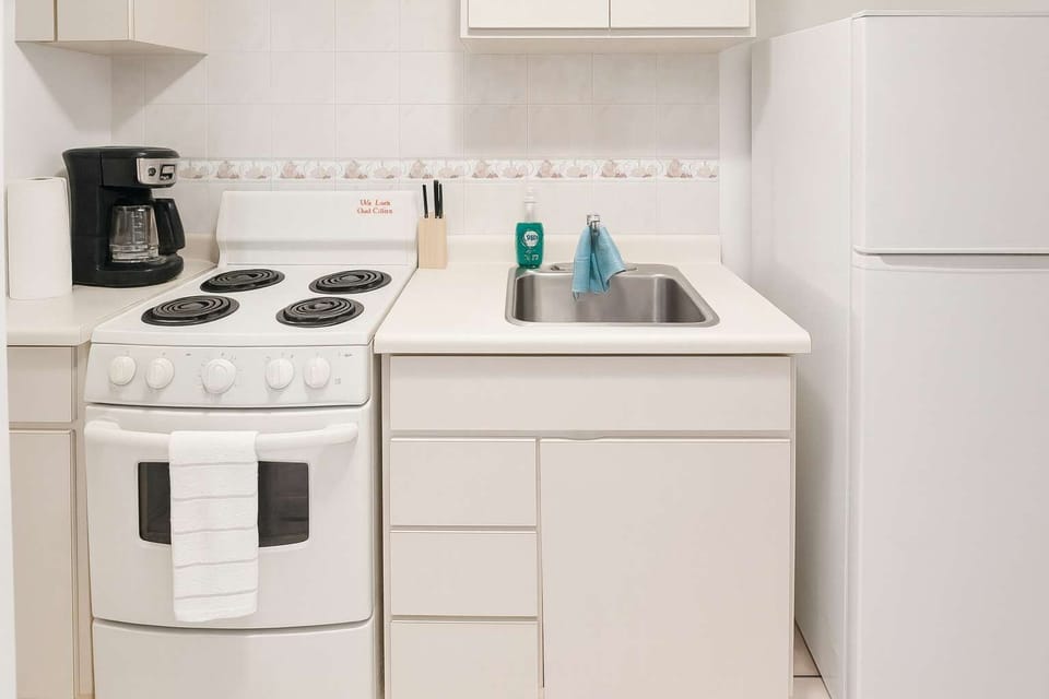 Cozy and functional kitchen equipped with essential appliances, bright countertops, and a clean, minimalist design—perfect for preparing home-style meals during your stay.