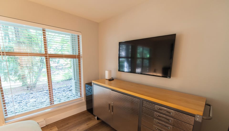 Wall mounted tv
