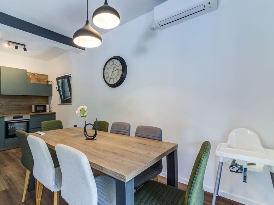 Table, Furniture, Property, Chair, Building, Plant, Lighting, Interior Design, Architecture, Wood