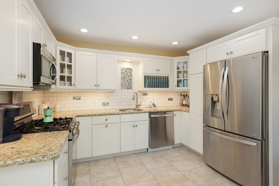 Modern and fully equipped kitchen