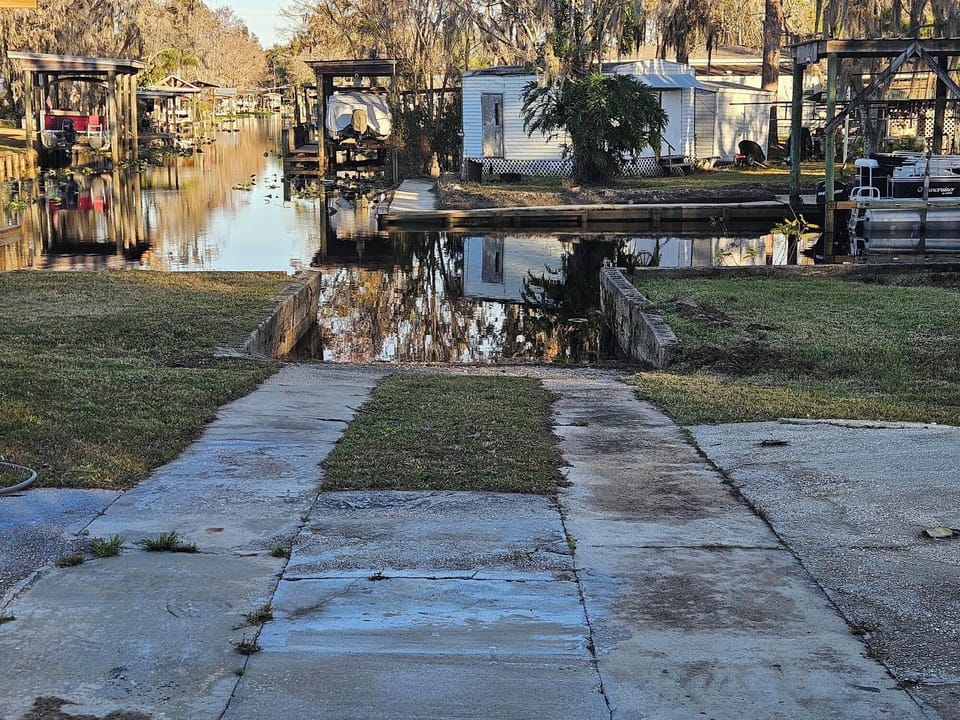 Boat ramp for smaller bass and fishing type boats or jet skis.