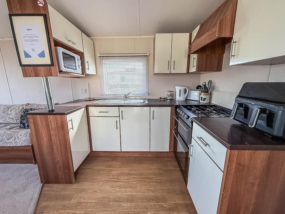 After a fun-filled day at Pleasurewood Hills Lowestoft, return to your caravan at Park Holidays UK Broadland Sands and unwind in the cosy kitchen area, perfect for preparing snacks and family dinners.
