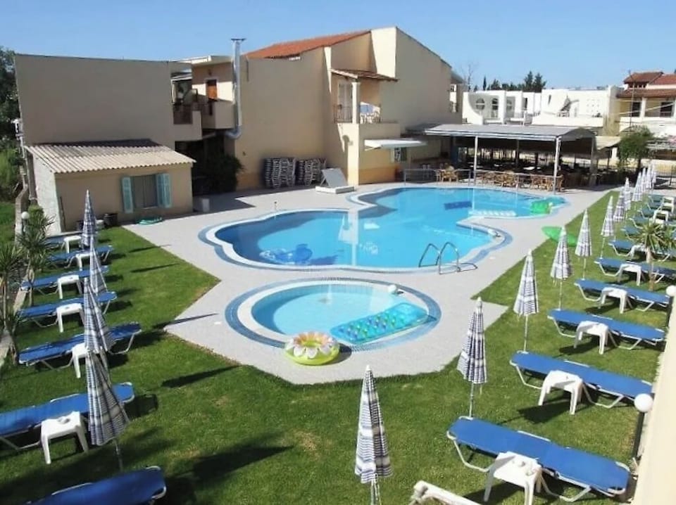 Access to 2 nearby pools (15m & 70m), for a low minimum consumption