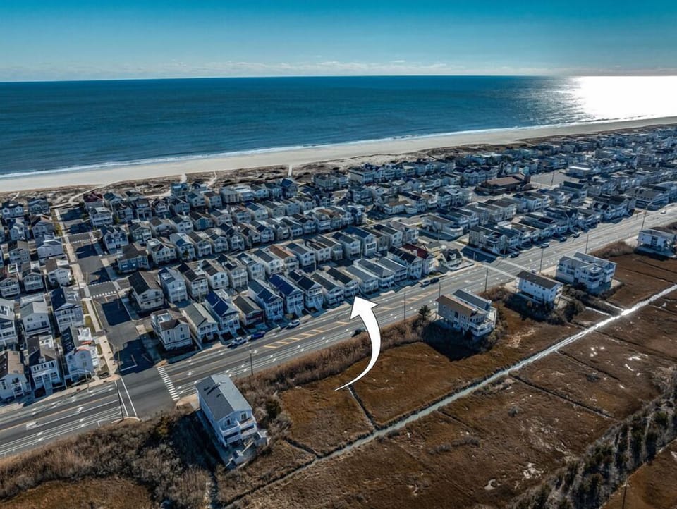 Distance of the property to the beach
