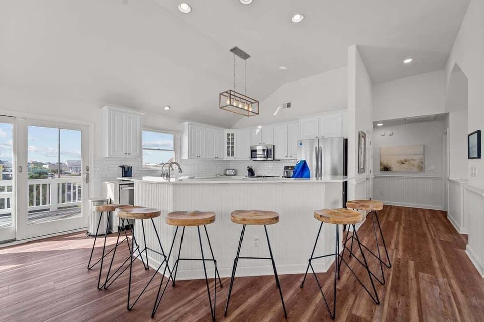 Top-Level Kitchen with Bar (seats 6)