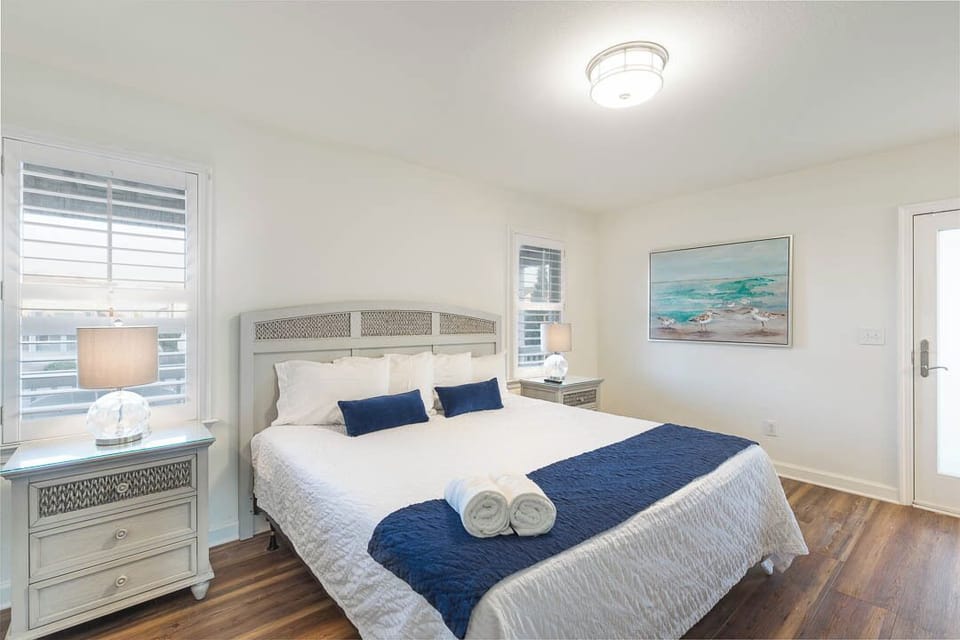 Mid-Level King Master Bedroom