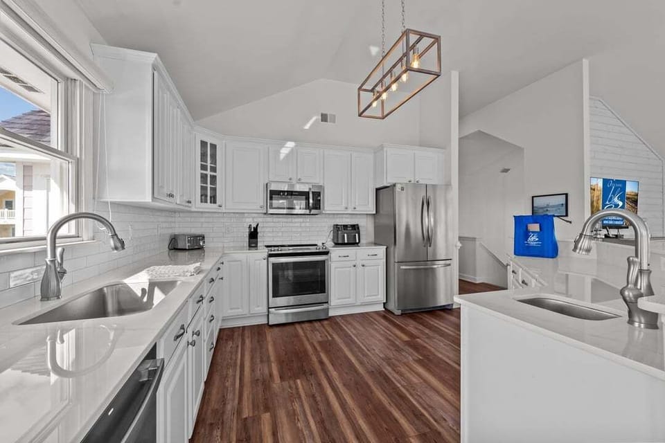 Top-Level Kitchen with Bar (seats 6)
