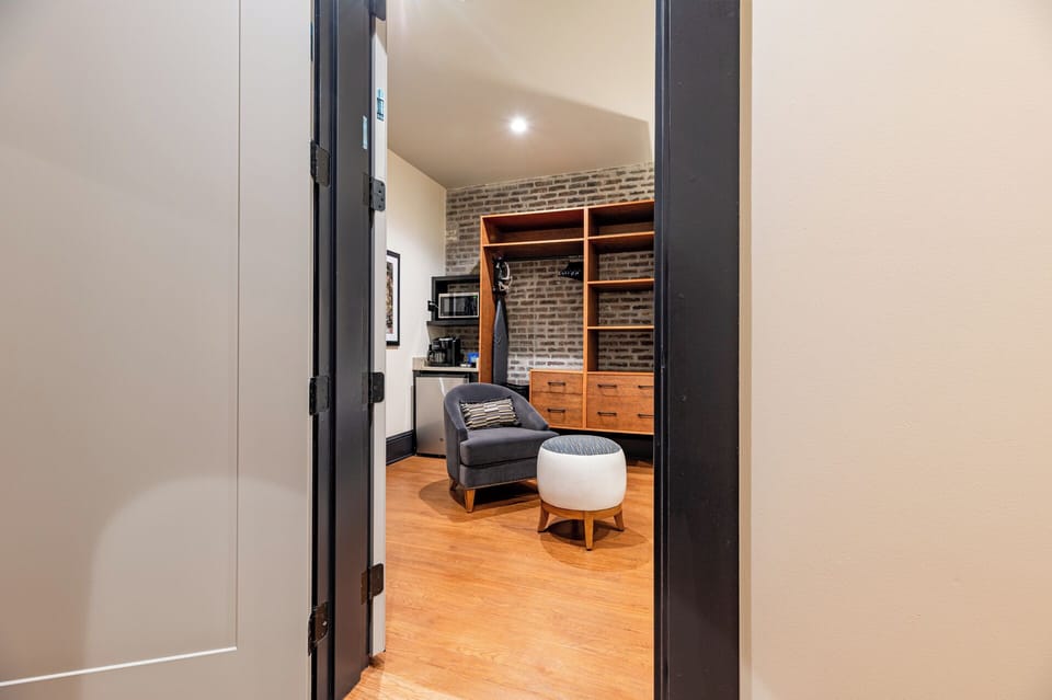 This connecting unit offers the convenience of an extra bedroom, making it ideal for larger groups or families seeking additional space and privacy.