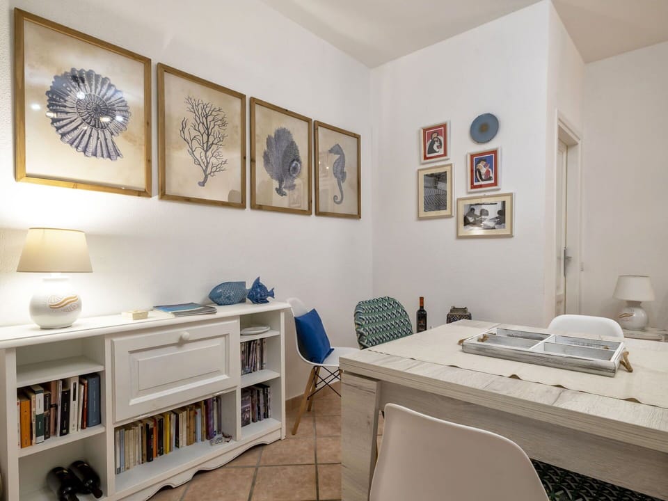 Furniture, Property, Table, Plant, Wood, Interior Design, Flooring, Floor, Picture Frame, Chair
