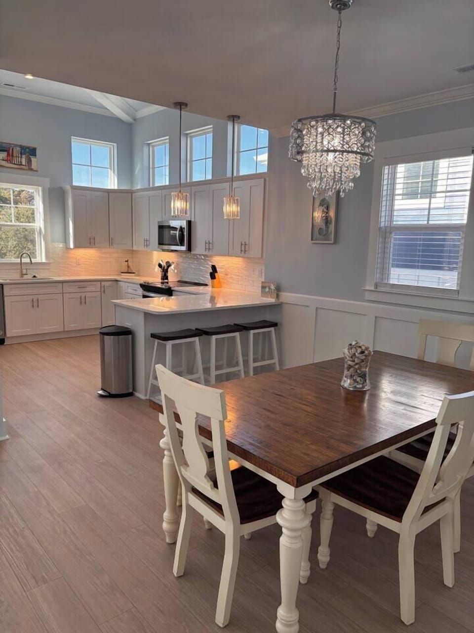 Open floor plan with lots of seating to enjoy meals together