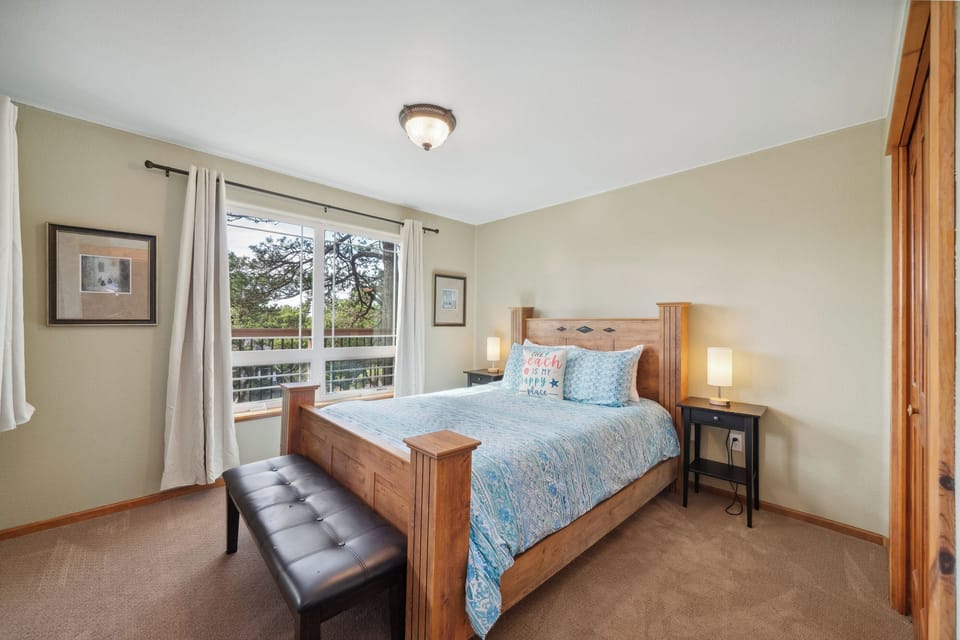 Middle level queen bedroom