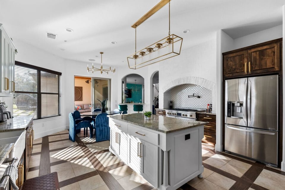 Kitchen space -  Cook with ease in our kitchen – it's stocked with top-notch tools for a delightful experience!