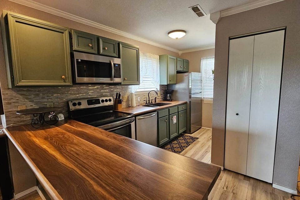 Updated full kitchen.