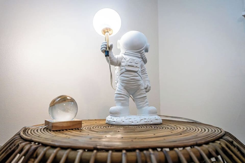 Cute astronaut accent.