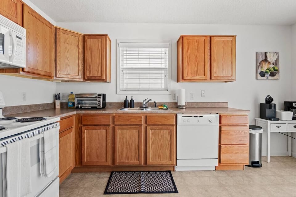 Fully equipped kitchen with modern appliances and all the essentials for preparing meals with ease.