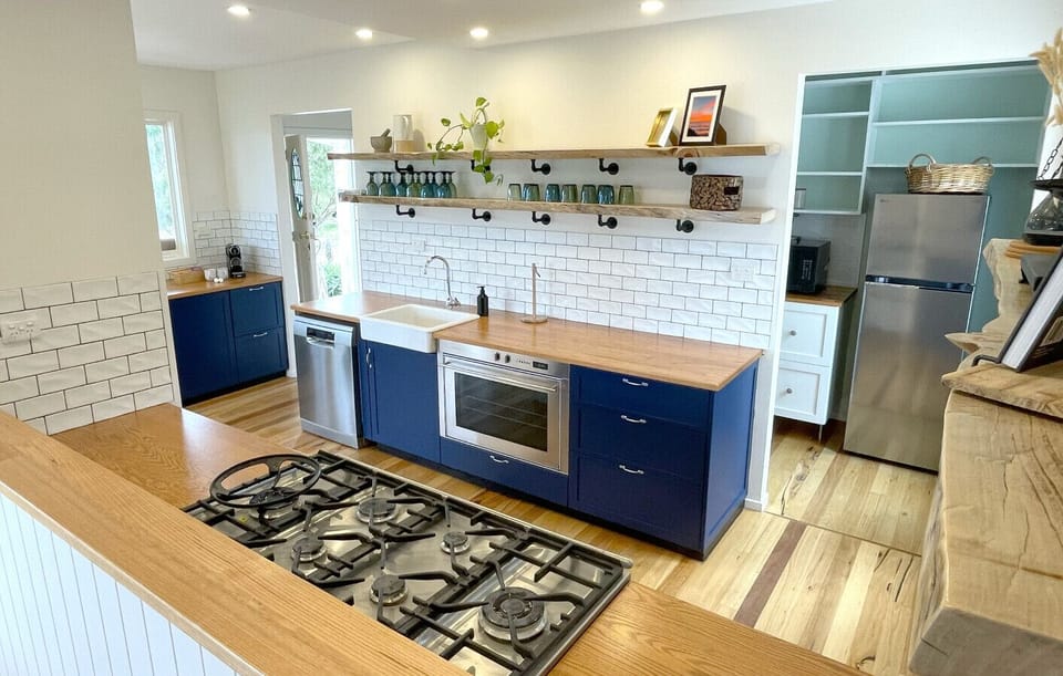 Fully equipped kitchen with stove, oven, fridge and dishwasher