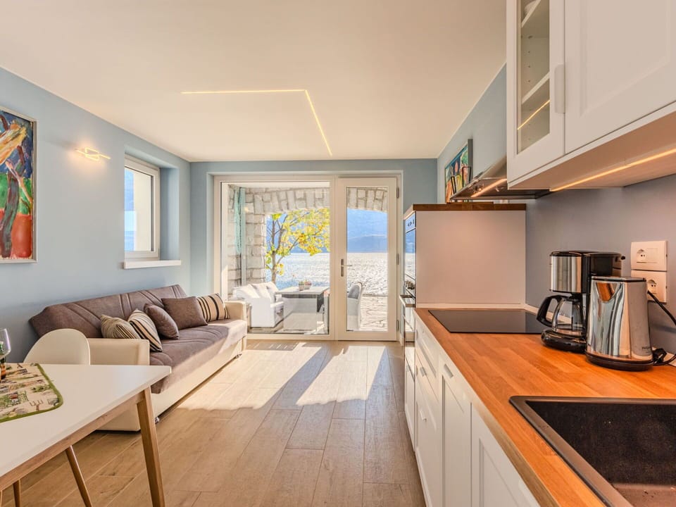 Plant, Sky, Cloud, Building, Window, Land Lot, Interior Design, Urban Design, Residential Area