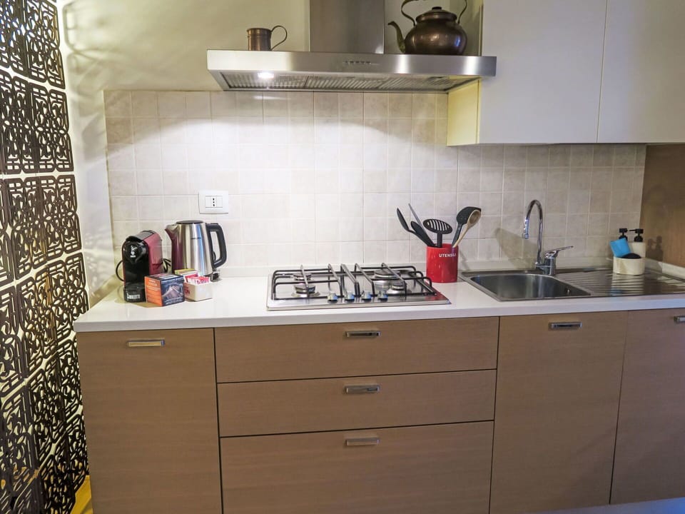 Plant, Sky, Cloud, Building, Window, Land Lot, Interior Design, Urban Design, Residential Area