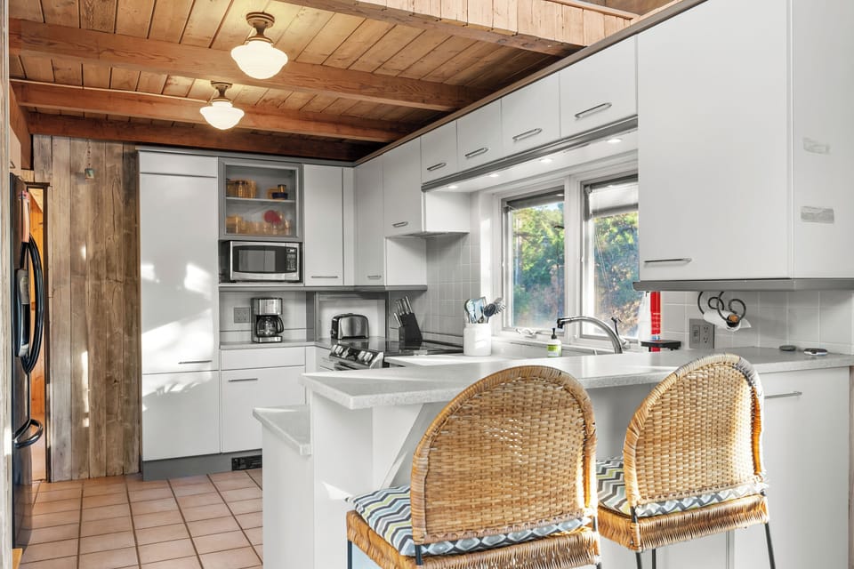 Kitchen with Breakfast Bar