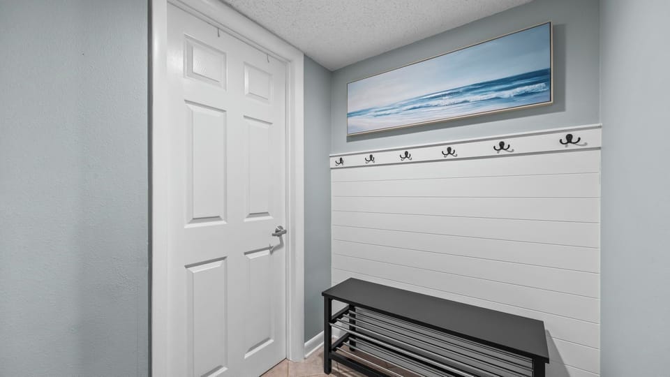Westwind 701 Foyer