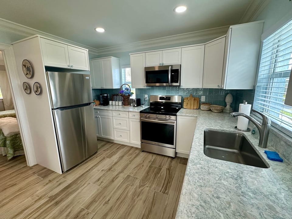 Stainless steel appliances. Granite countertops.
