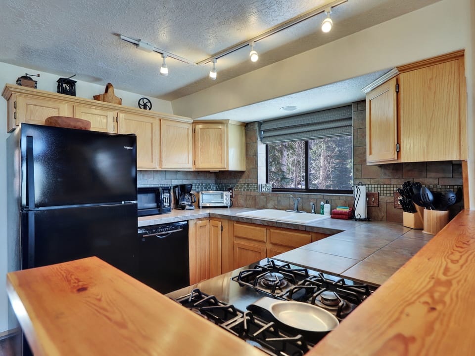 Fully equipped kitchen with all the essentials to prepare and enjoy delicious meals during your stay.