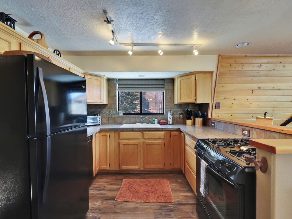 Fully equipped kitchen with all the essentials to prepare and enjoy delicious meals during your stay.